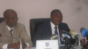 (De gauche à droite), M. Abdi Karim Farah Représentant résident du FMI au Bénin et M. Jonas Gbian, Ministre béninois de l'Economie et des Finances