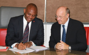 Ph: DR - Tony O. Elumelu, président de héritiers Holdings et Transcorp (à gauche) et Rudi Jagersbacher, président de Hilton Worldwide Moyen-Orient et l'Afrique, signent un accord de gestion pour le développement de Transcorp Hilton Ikoyi à Lagos.