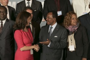 Ph : DR - Emmanuel Nganou Djoumessi, ministre de l'Economie, de la Planification et de l'Aménagement du territoire du Cameroun, et Yasmine Bahri Domon, présidente de la Fondation EMA Invest, au 9eme forum EMA Invest à Genève, le 3 octobre 2013