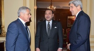 PH: Dr - Le Roi Mohamed XI entouré  ministre de la défense, Chuck Hagel et du chef de la diplomatie John Kerry 