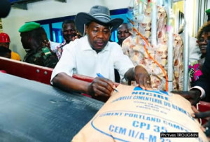 Ph : DR - Le présient Boni Yayi apposant sa signature sur le 1er sac de ciment sorti de cette nouvelle usine de cimenterie 