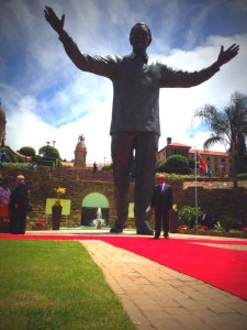PH: Dr - Jacob Zuma devenu très petit à côté de la statue de Nelson Mandela