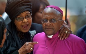 PH: DR - Winnie Mandela, l'ancienne épouse de l'illustre disparue et Desmond Tutu, cambriolé pendant la cérémonie