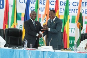 Ph/DR-: L’acte qui consacre le passage de témoin entre le président sortant, Dr Boni Yayi du Bénin et le président entrant Alassane Dramane Ouattara de la Côte-d’Ivoire, élu président en exercice de l'Uemoa.
