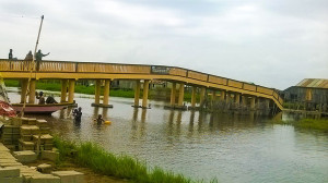 Ph/DR-: La nouvelle passerelle de Sô-Ava, de 50 mètres de long, relie désormais Vekky-Daho à Sô-Tchanhoué.