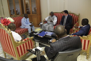 Les Ministres des OMD-0DD et Grands Travaux, de la Santé et le représentant du groupe UNTEC  lors de  la  séance de travail avant la signature de l’accord