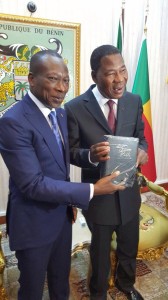 Ph/DR-: Boni Yayi offre une Bible à Patrice Talon: la parole sainte qui renferme tout...!