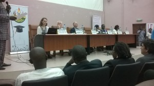 (De gauche à droite) Chef Divis Départ. FMI Afrique Resp PER, Représentant résident du FMI, Directeur Adjoint du Départ. FMI Afrique, Roger Nord, Mme le Ministre de l’Enseignement supérieur Marie-Odile Attanasso, Dir de la FASEG, Charlemanque Igué et la Directrice de l’ENEAM.