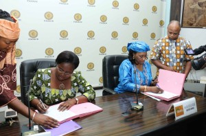 Ph/DR-: Mme Mawèkouta ABOU AISSAH, DG pi du FAGACE et Mme Réki MOUSSA HASSANE, DG de la Société ASUSU-SA signant les actes de la convention d’accord de garantie.