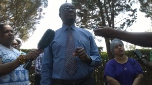 Ph/: M. Albert Waweru, son épouse (à côté) expliquant aux visiteurs son initiative