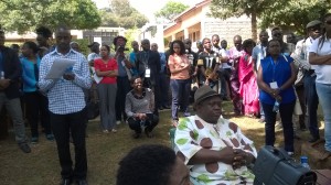 Les visiteurs en admiration pour l'initiative de M. Waweru