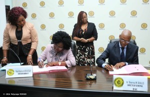 La DG FAGACE par intérim et le DG BSIC-Bénin signant les accords.