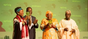 Ph: DR-: La malienne Maïmouna Coulibaly Sidibe et la kenyane Ruth Khasaya Oniang’o entourées des présidents Obasanjo  Oluségun (ancien président du Nigéria) et Alassane  Ouattara de la Côte-d’Ivoire.