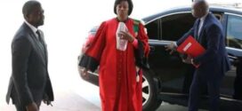 Gabon / L’éternelle présidente de la Cour constitutionnelle plie enfin bagage : Après 32 ans, Marie-Madeleine Mborantsuo s’en va avec tristesse et remords.